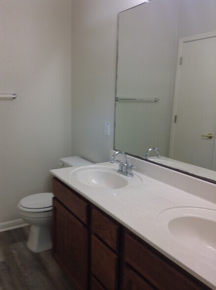 Master bathroom - 5605 Bentsen Ln