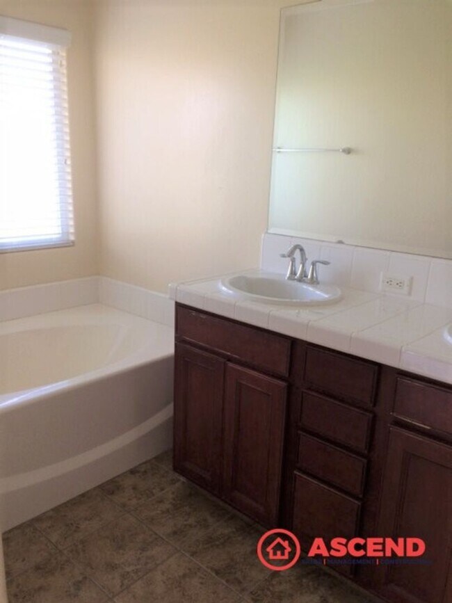 Building Photo - Beautiful 4-Bedroom Home in Northwest Bakersfield