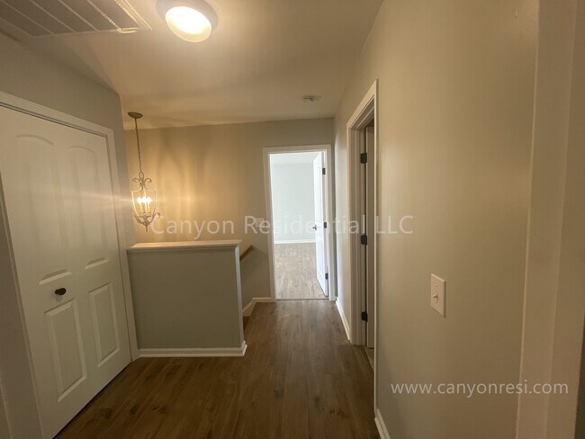 Building Photo - Beautiful 3b Room!Move in ready!