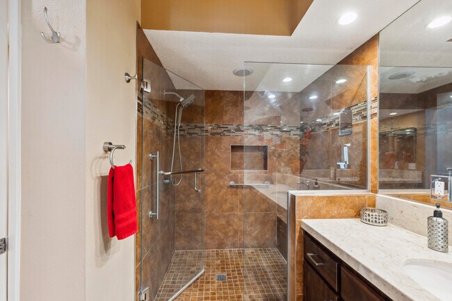 Building Photo - 651 Vista Lago Cir N