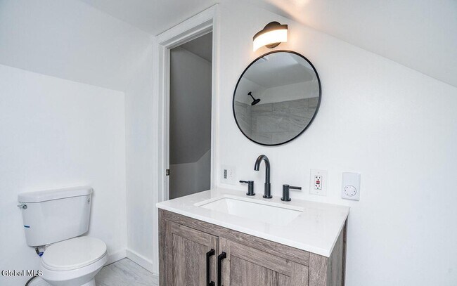 Building Photo - 1538 Nott St