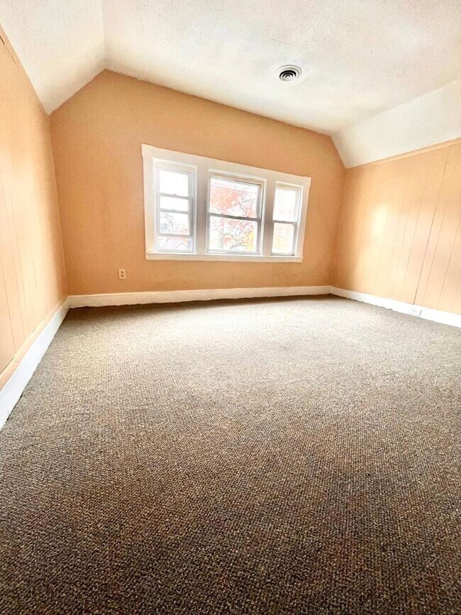 Building Photo - 67 Derby Ave