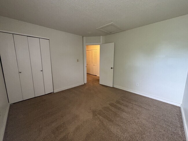 Building Photo - 4 bed/2.5 bath home