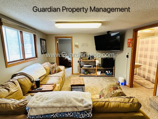 Building Photo - Orono Single Family Home, Large Garage, Sp...