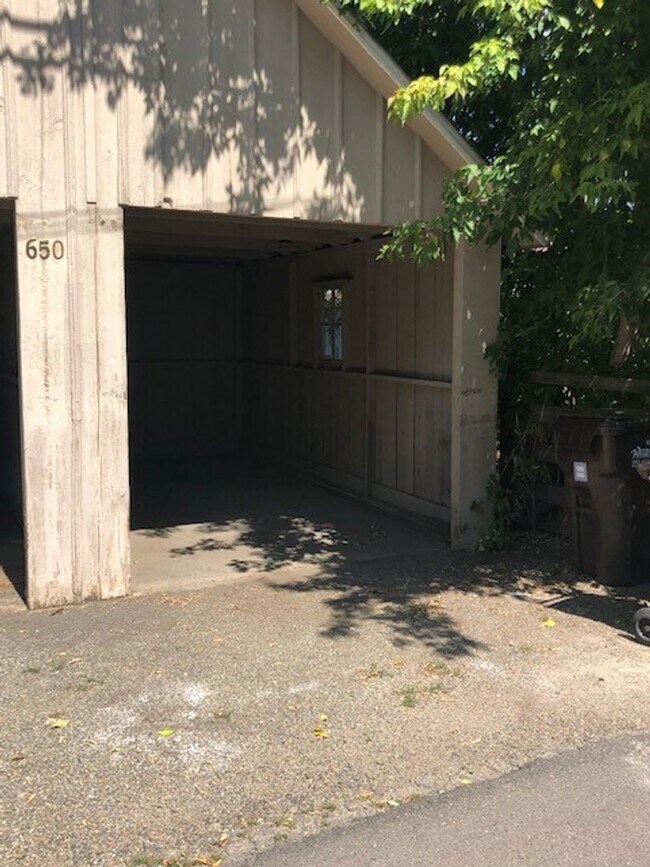 Building Photo - 650 Arapahoe Ave