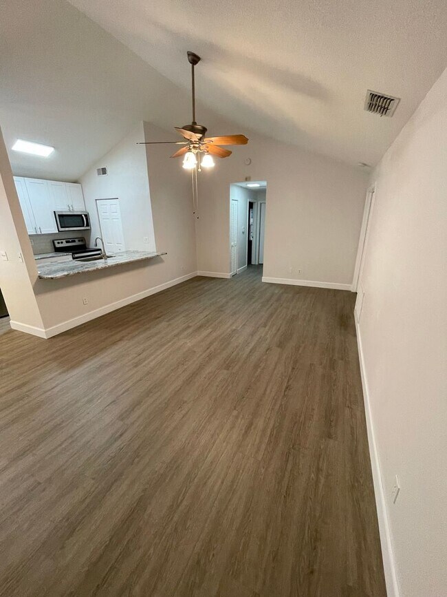 Building Photo - Amazing 3/2 located in desirable Palm Harb...