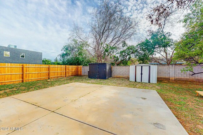 Building Photo - 707 E University Dr