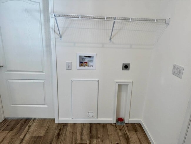 Building Photo - 887 E Colonial Cir