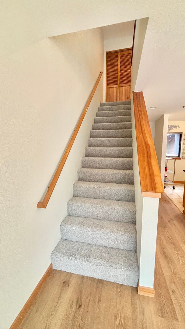 Building Photo - Spacious 2BR/2BA Condo – 1,086 SF + Parking + River Views | NW Portland