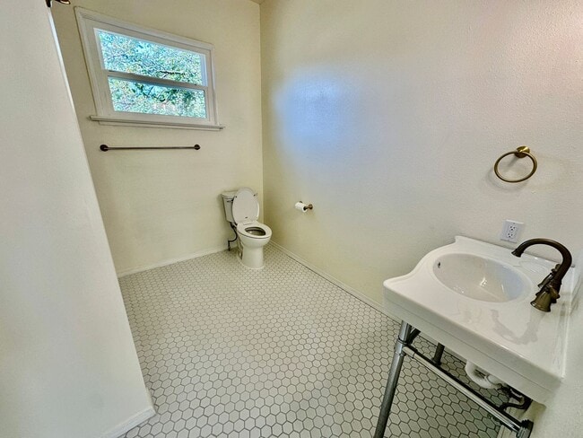 Building Photo - New on the Market!