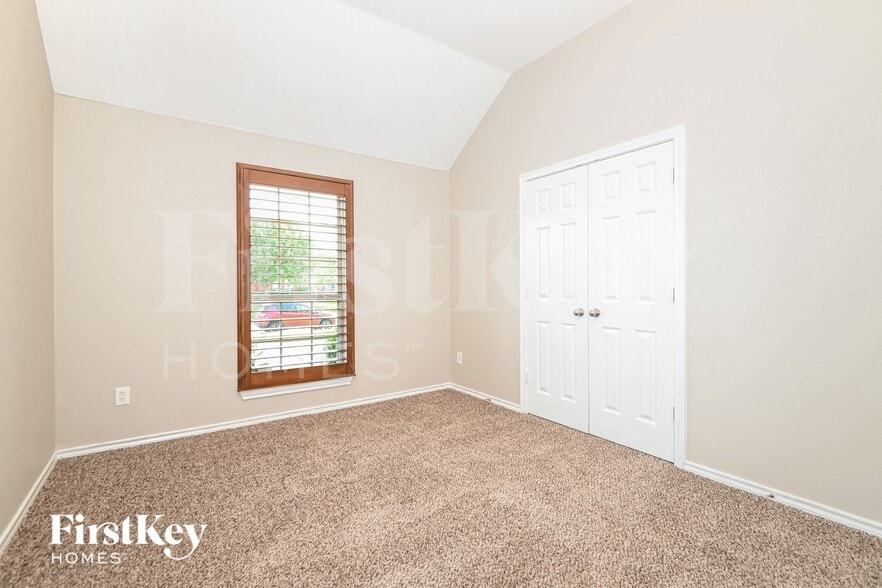 Building Photo - 204 Troy Ln