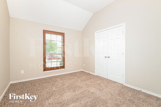 Building Photo - 204 Troy Ln