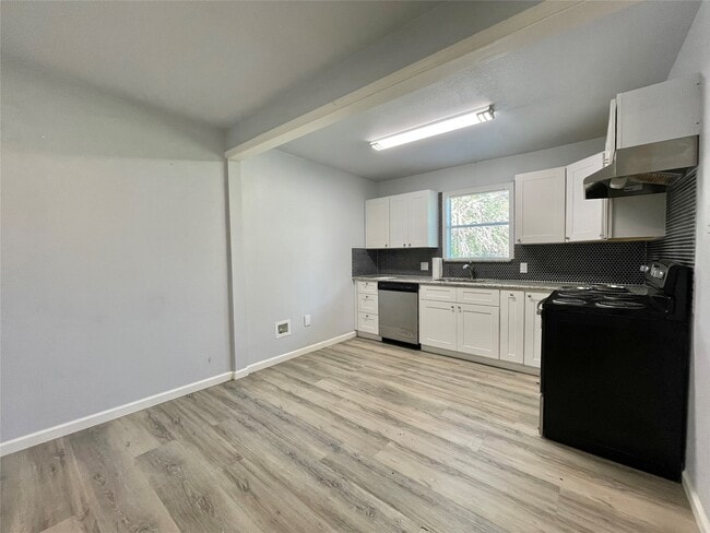 Building Photo - 150 Huisache St