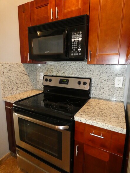 Building Photo - 2850 N Oakland Forest Dr