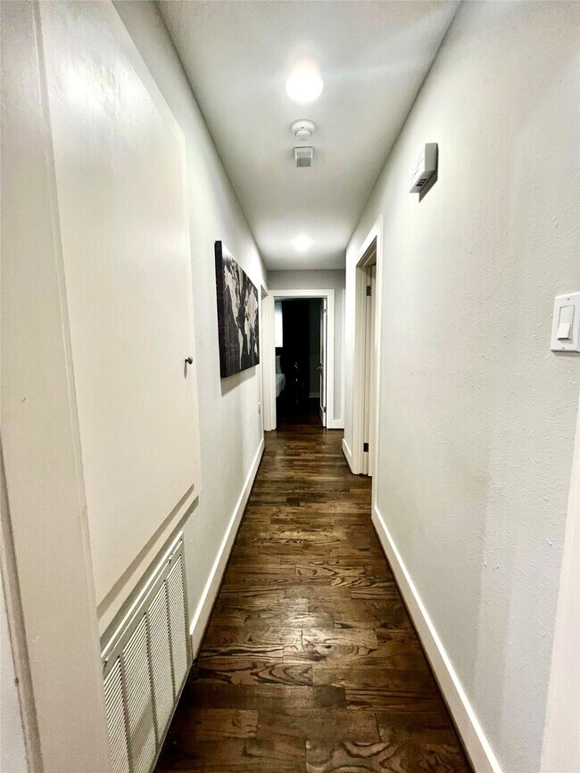 Building Photo - 5719 Viking Dr