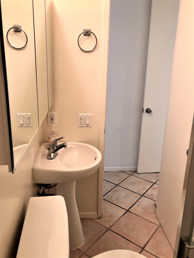 Building Photo - 813 15th St