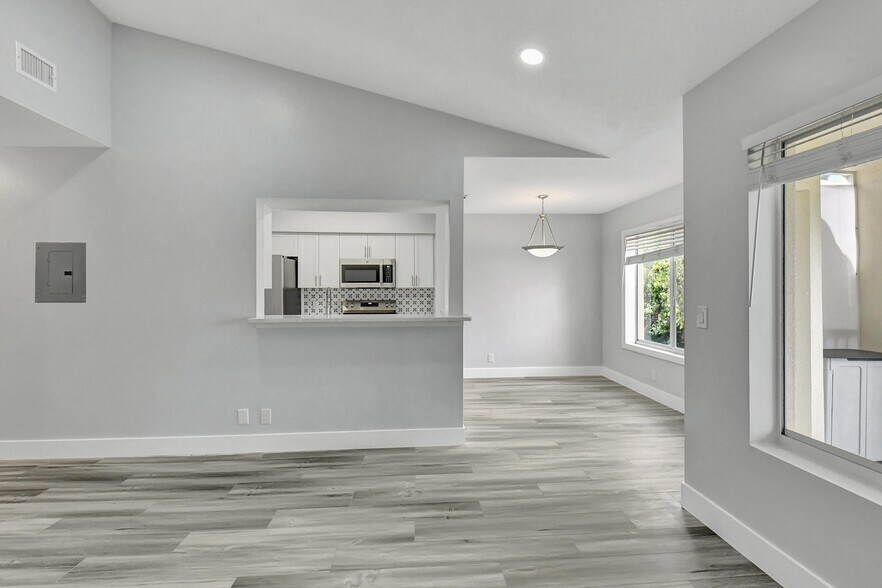 Building Photo - 815 W Boynton Beach Blvd