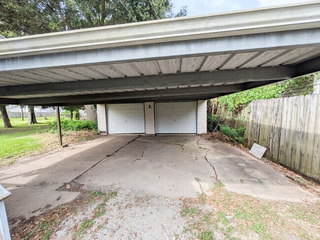 Building Photo - 3801 Stuart Ave