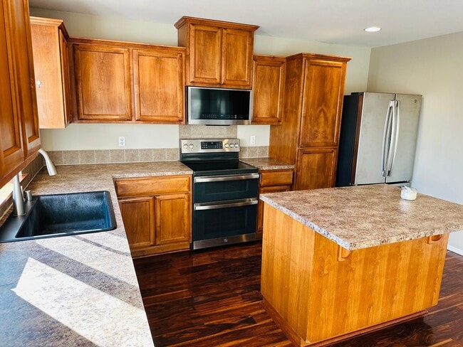 Building Photo - Charming Updated Property in Amazing Neighborhood