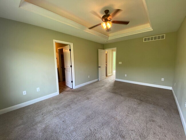 Building Photo - 3 bedroom, 3 bathroom home located in Brus...