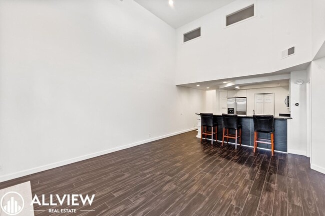 Building Photo - Beautifully Upgraded 2 Bed, 2 Bath + Den W...