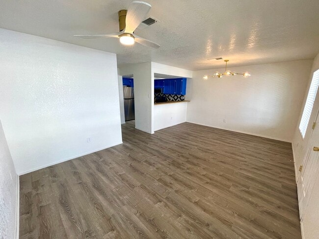 Building Photo - Great 1 Bedroom Condo in the Roadhaven Condos Gated Community!