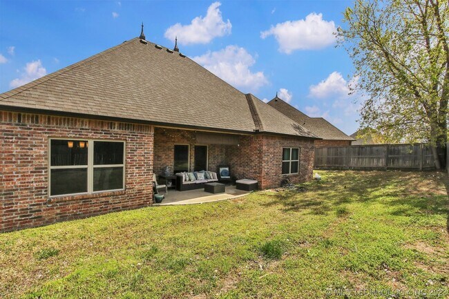 Building Photo - Beautiful 4 Bed 2 Bath Home with 2 car gar...