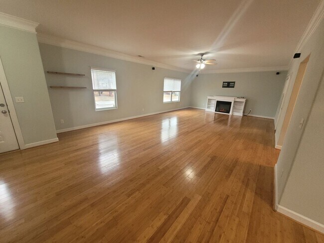 Building Photo - Stunning 4 Bedroom, 2.5 Bath Home Just 3 Blocks to Chesapeake Bay