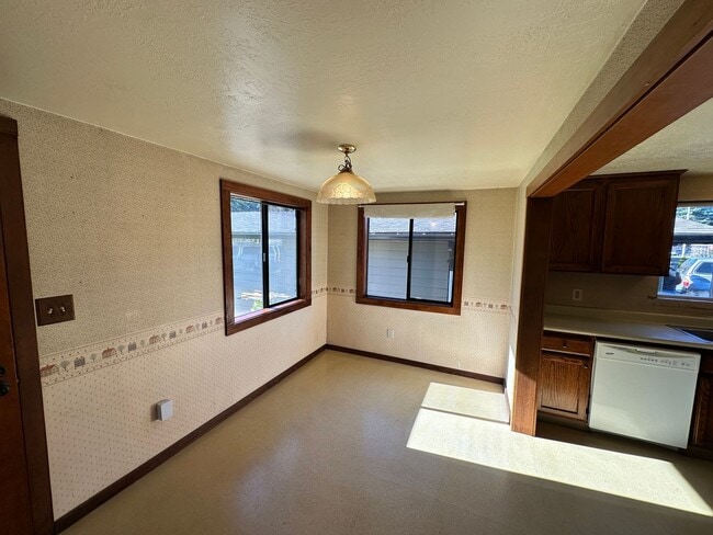 Building Photo - Sunny Fieldbrook 2 Bedroom House – Cat Friendly