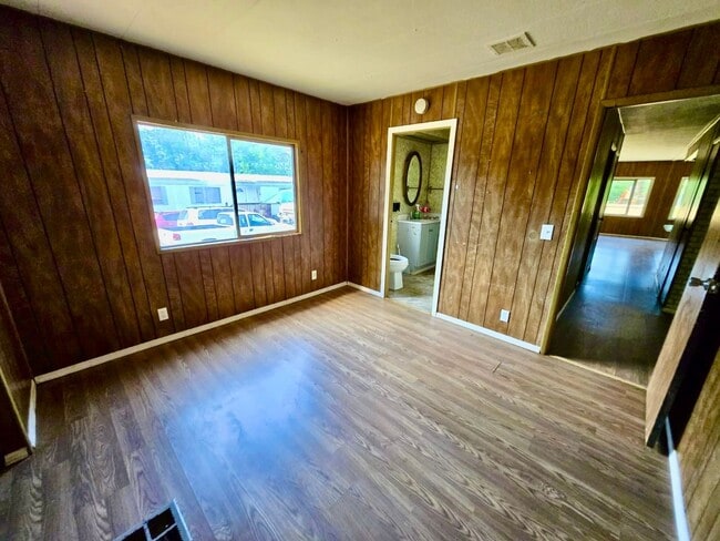 Building Photo - Spacious Home awaits!