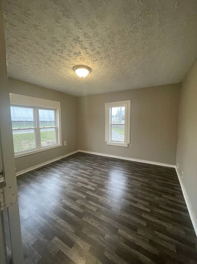 Building Photo - Spacious 4 Bedroom/2 Bath Home