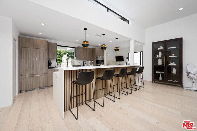 Building Photo - 2048 N Beverly Dr