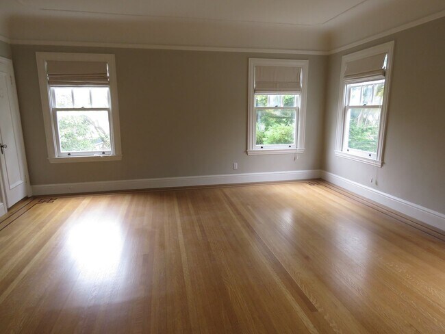 Building Photo - Elegant 4 bedroom House  with bonuses