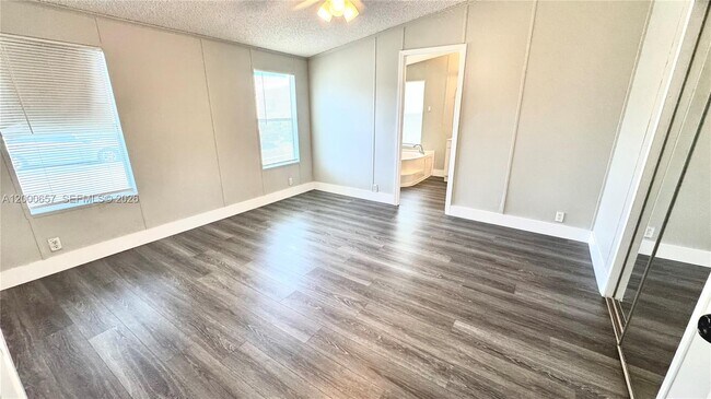 Building Photo - 220 NE 12th Ave