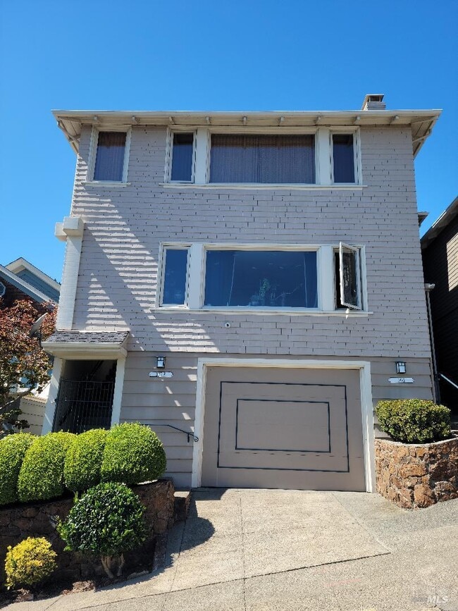 Building Photo - 305 2nd St