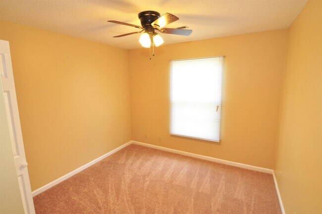Building Photo - Sweet 3 bed 2.5 ba.  1 car garage in St B