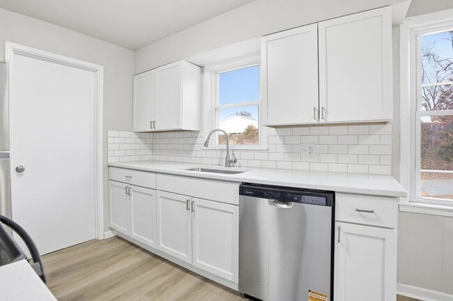 Building Photo - Updated 2 Bed, 1 Bath Home with Modern Finishes & Off-Street Parking