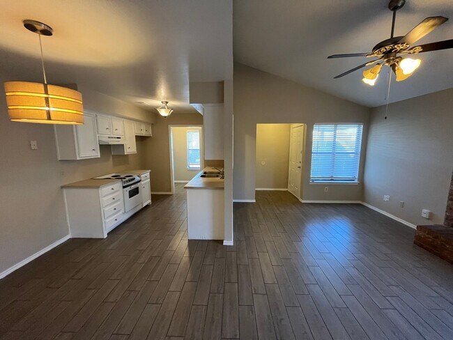 Building Photo - Cute Duplex