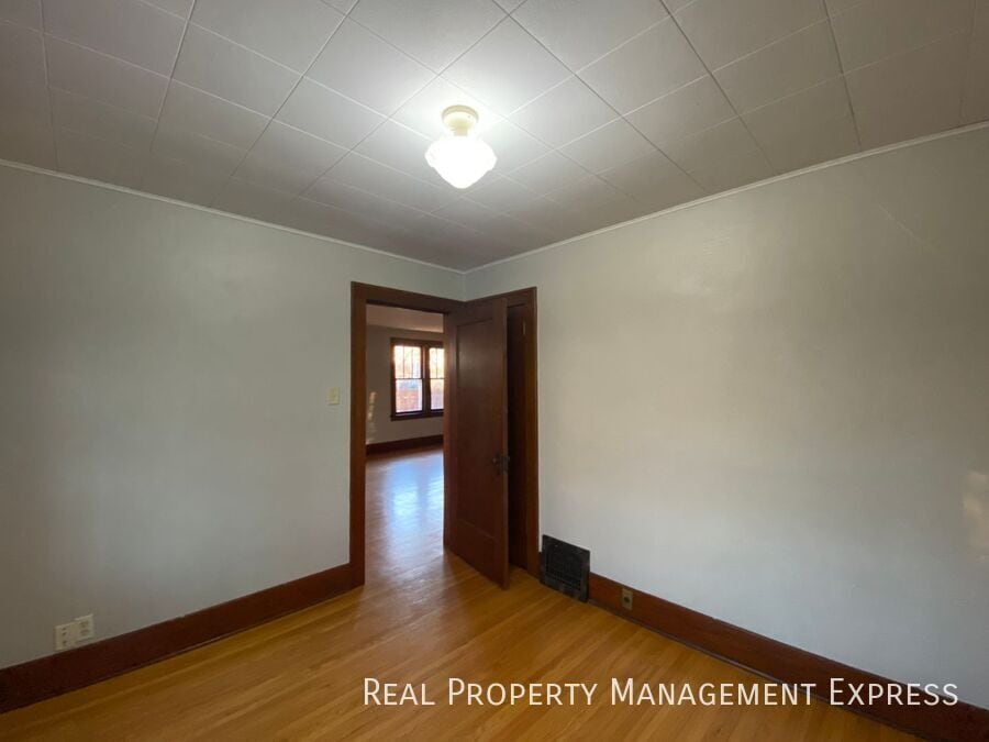 Building Photo - Gorgeous 4 bed 1 bath home