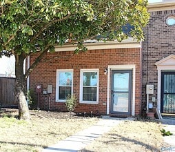 Building Photo - 101 Cresent Circle