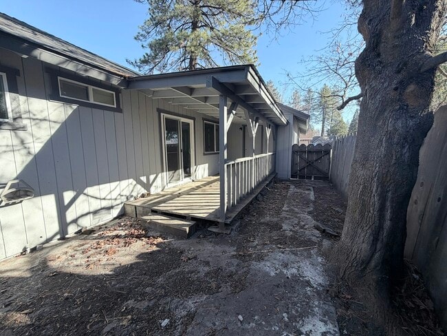 Building Photo - 670 Pine Way