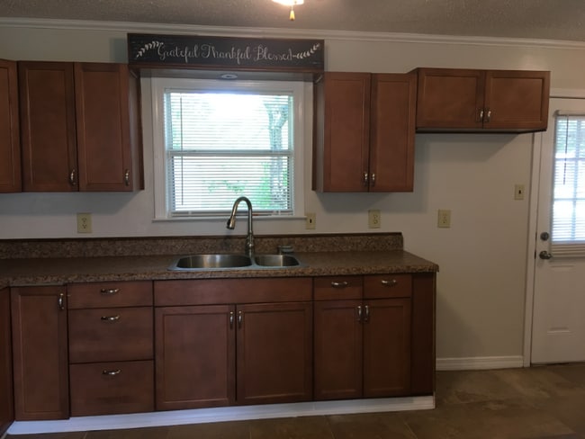 Building Photo - 659 Meadow Dr