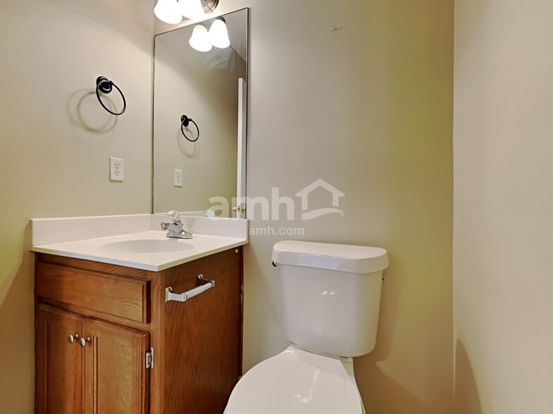 Building Photo - 1400 Pendulum Dr N