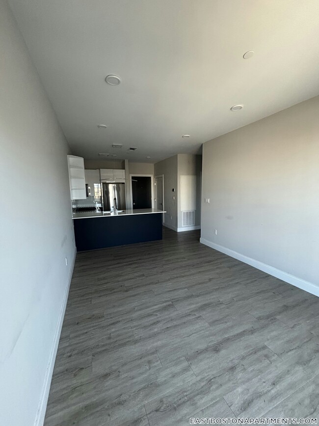 Building Photo - 656 Saratoga St
