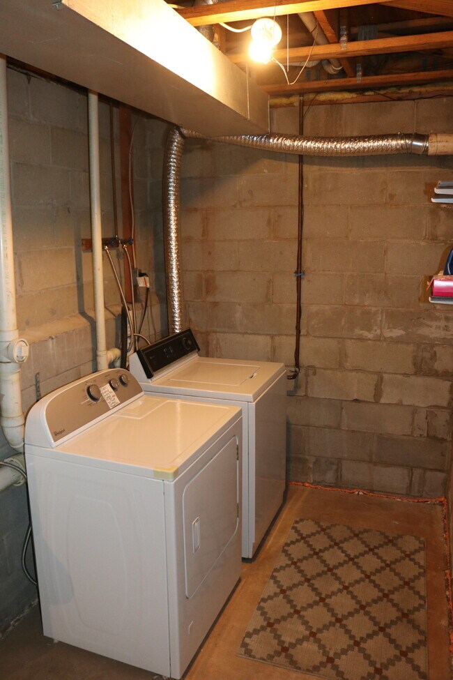 Building Photo - 17 Saxonney Cir