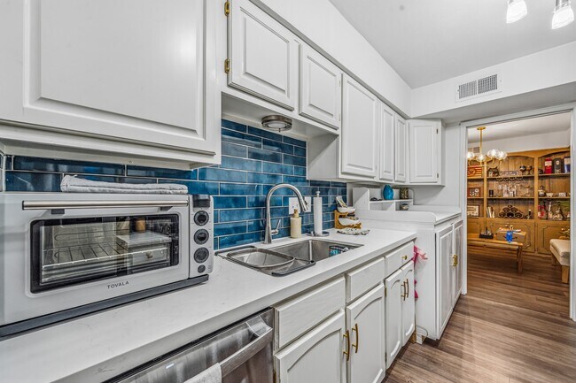 Building Photo - 359 N Post Oak Ln