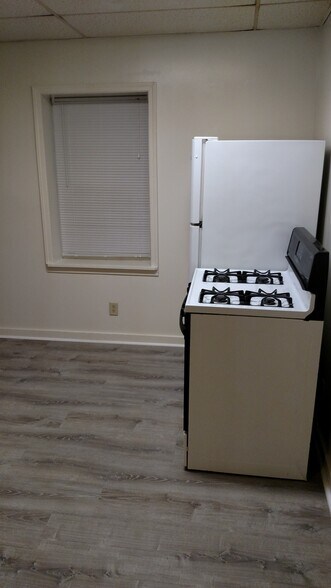 Building Photo - 121 College St