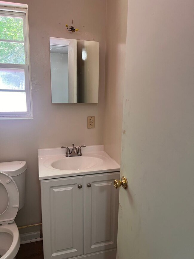 Building Photo - Two bedroom Two bathroom Duplex