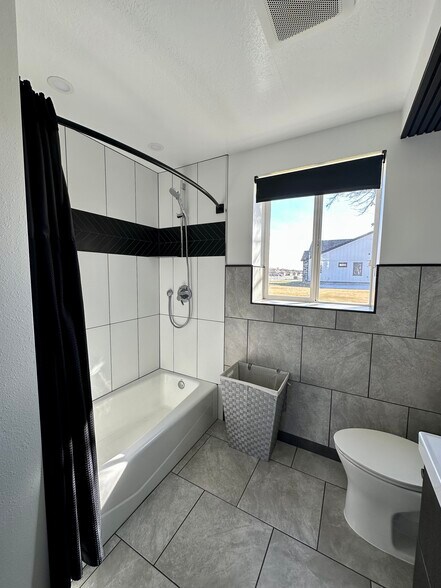 Tub/Shower - 2419 W 2700 S