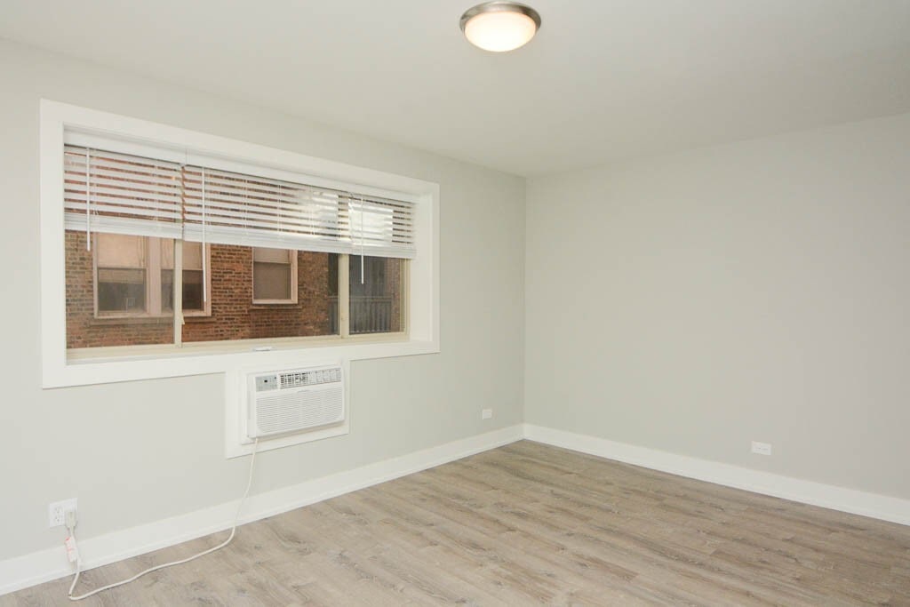Building Photo - 447 W Surf St